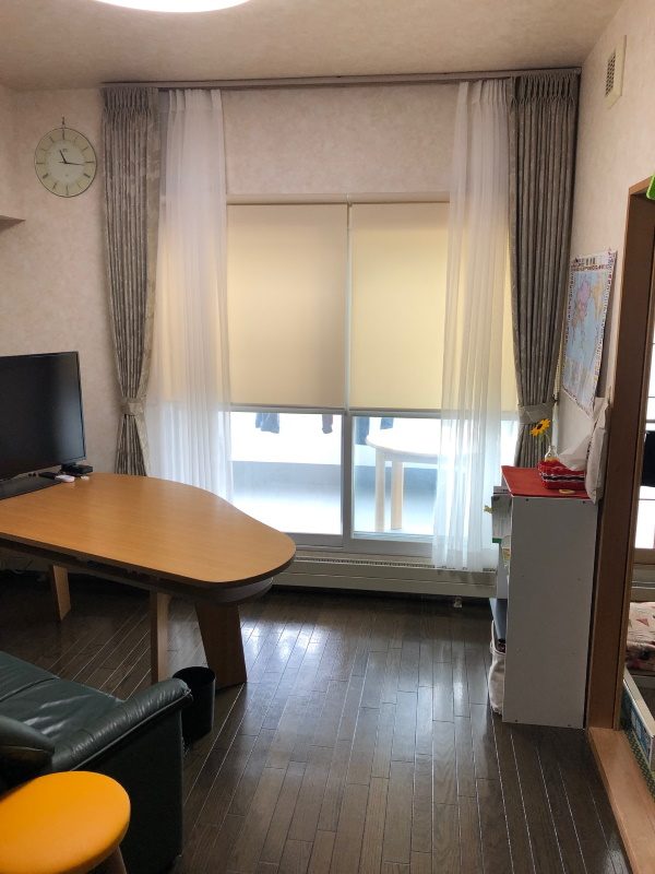 天井からのオーダーカーテン取付で空間を広く感じさせる技の施工 札幌オーダーカーテン工房 天井からのオーダーカーテン取付で空間を広く感じさせる技の施工 札幌オーダーカーテン工房
